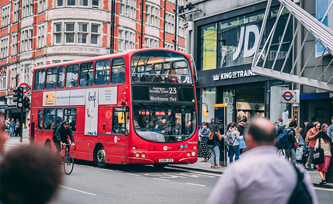 Londres en verano: Bus en las calles de Oxford