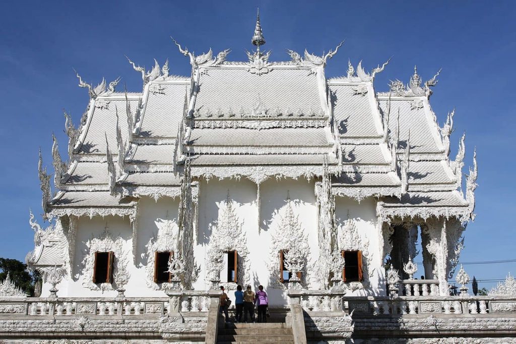 El sorprendente Templo Blanco de Tailandia: Vista lateral del templo blanco en Tailandia
