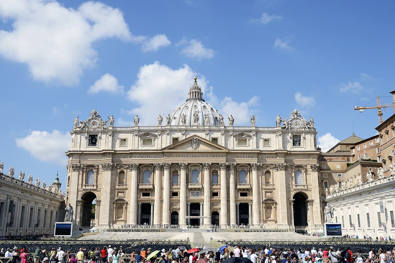 La Basílica San Pedro del Vaticano: La Basílica San Pedro del Vaticano: Templo católico situado en la Ciudad del Vaticano