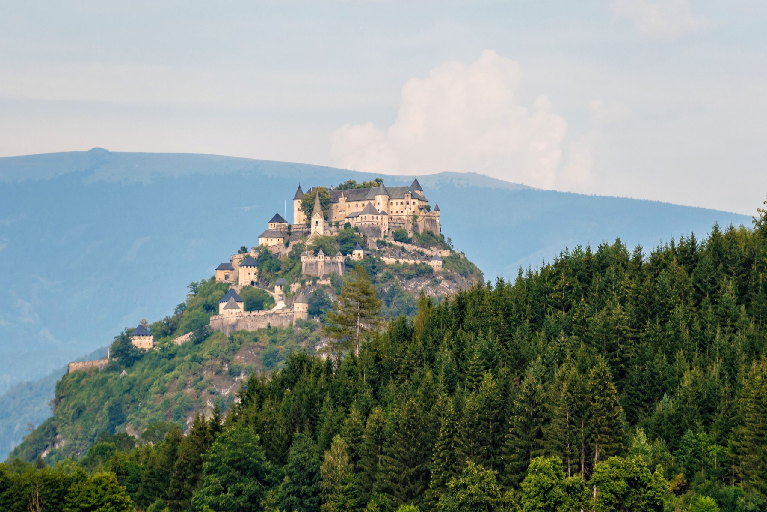 Top part of the Hochosterwitz castle on the mountain hill in Austria – Image Top part of the Hochosterwitz castle on the mountain hill in Austria - Image
