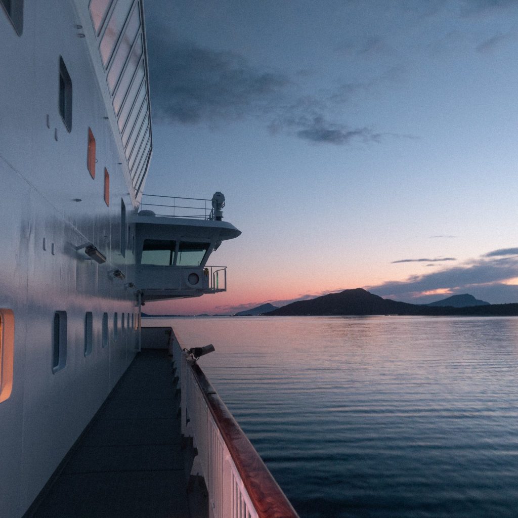 barco crucero royal caribbean al atardecer